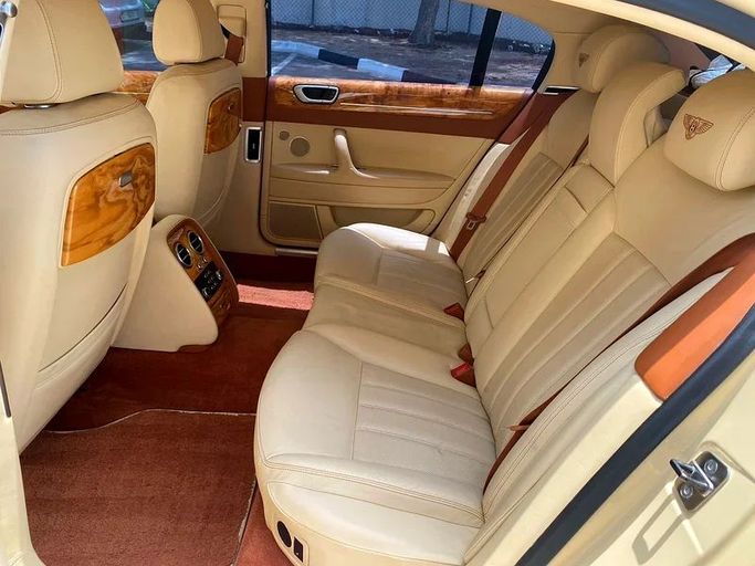 Подержанный Bentley Continental Flying Spur, 6.0 л, 2012 в Дубае от Hot Wheel Used Motors Бежевый цвет. GCC | AUTO.AE