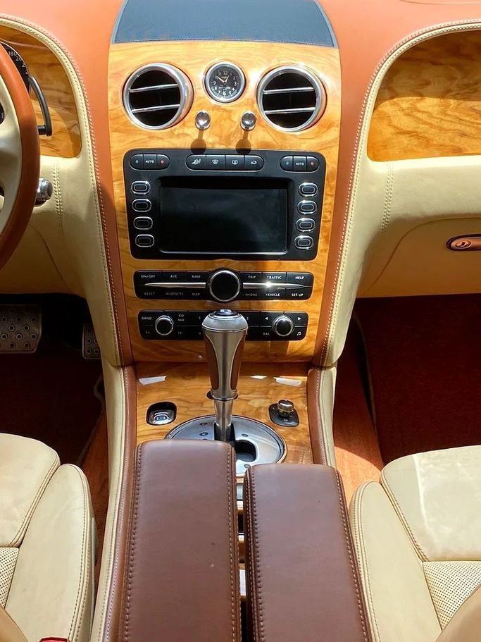 Подержанный Bentley Continental Flying Spur, 6.0 л, 2012 в Дубае от Hot Wheel Used Motors Бежевый цвет. GCC | AUTO.AE