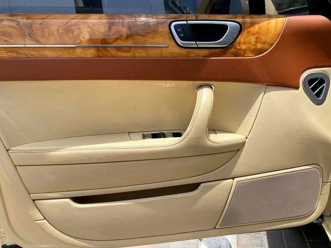 Подержанный Bentley Continental Flying Spur, 6.0 л, 2012 в Дубае от Hot Wheel Used Motors Бежевый цвет. GCC | AUTO.AE