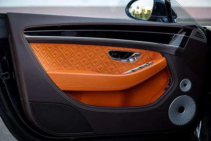 Подержанный Bentley Continental GT III, 6.0 л, 2020 в Дубае от MBA Motors Черный цвет. Европейская | AUTO.AE