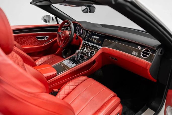 Подержанный Bentley Continental GT III, 6.0 л, 2019 в Дубае от LMG Motors Белый цвет.  | AUTO.AE