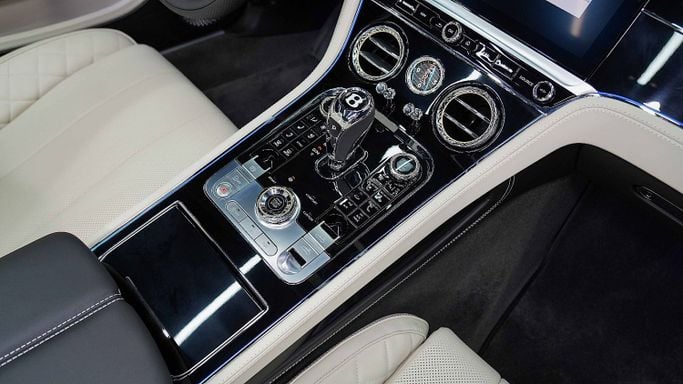 Новый Bentley Continental GT III, 4.0 л, 2023 в Дубае от Dourado Luxury Car Зеленый цвет. Европейская | AUTO.AE