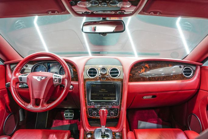 Подержанный Bentley Continental GT II, 4.0 л, 2014 в Дубае от Sanam Cars Белый цвет. GCC | AUTO.AE