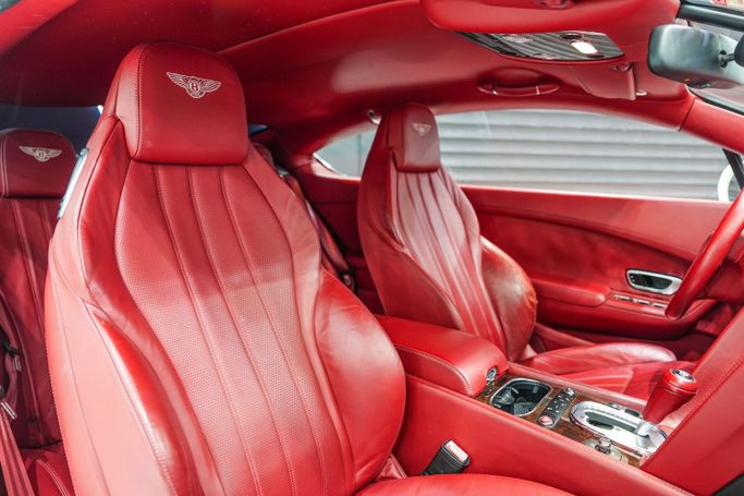 Подержанный Bentley Continental GT II, 4.0 л, 2014 в Дубае от Sanam Cars Белый цвет. GCC | AUTO.AE