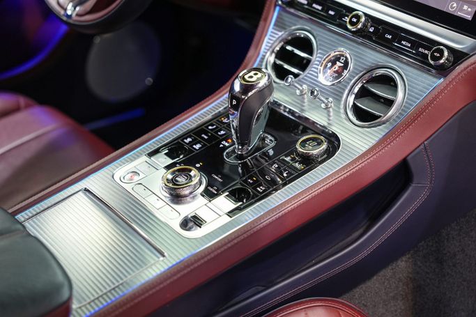 Подержанный Bentley Continental GT III, 6.0 л, 2020 в Дубае от Sanam Cars Синий цвет. GCC | AUTO.AE