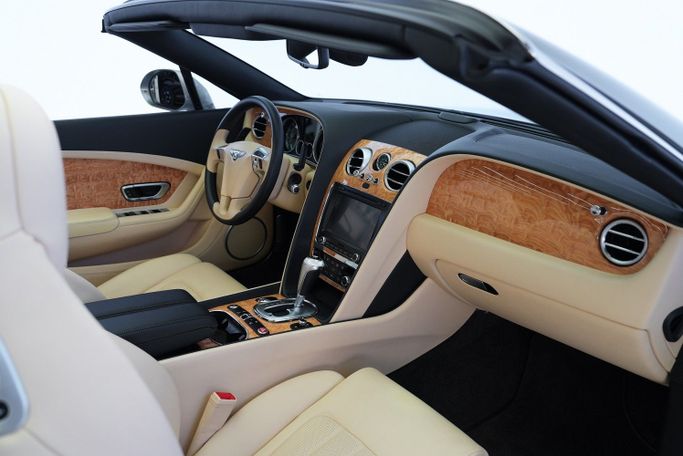 مستعملة Bentley Continental GT شد الوجه الثاني, 6.0 l, 2015 في في دبي من Exotic Cars، اللون رمادي. أخرى | AUTO.AE