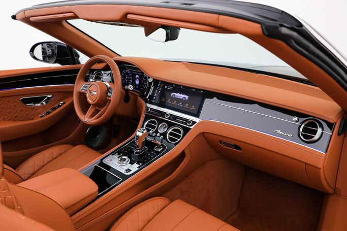 Подержанный Bentley Continental GT III, 4.0 л, 2023 в Дубае от AUTO DEALS Черный цвет. Европейская | AUTO.AE