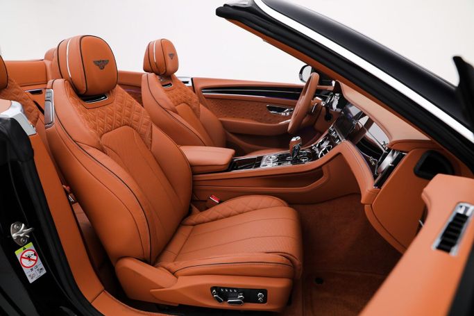 Подержанный Bentley Continental GT III, 4.0 л, 2023 в Дубае от AUTO DEALS Черный цвет. Европейская | AUTO.AE