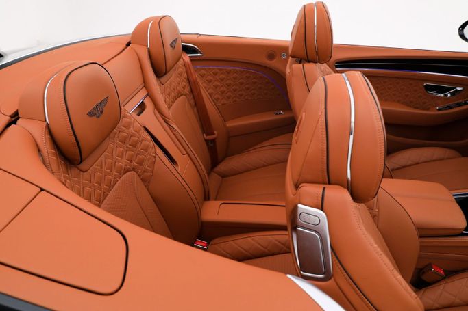 Подержанный Bentley Continental GT III, 4.0 л, 2023 в Дубае от AUTO DEALS Черный цвет. Европейская | AUTO.AE