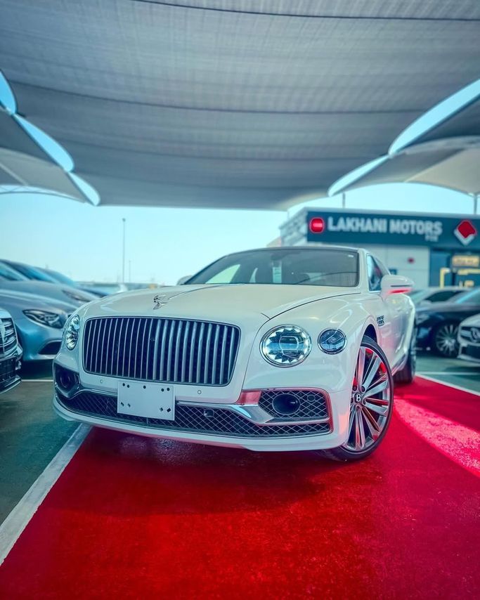 Подержанный Bentley Flying Spur III, 6.0 л, 2024 в Дубае от Lakhani Motors Белый цвет. Японская | AUTO.AE