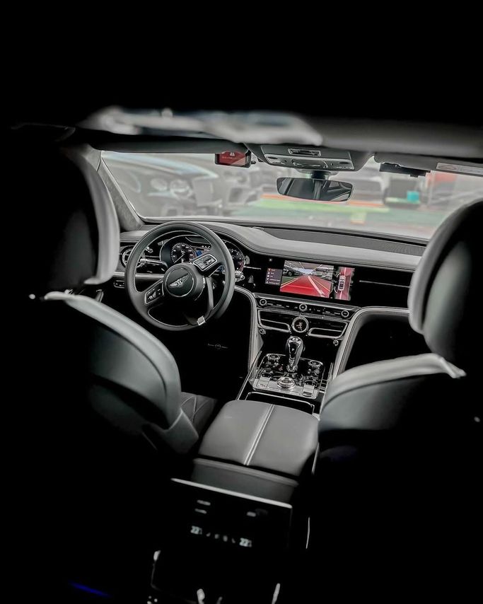 Подержанный Bentley Flying Spur III, 6.0 л, 2024 в Дубае от Lakhani Motors Белый цвет. Японская | AUTO.AE