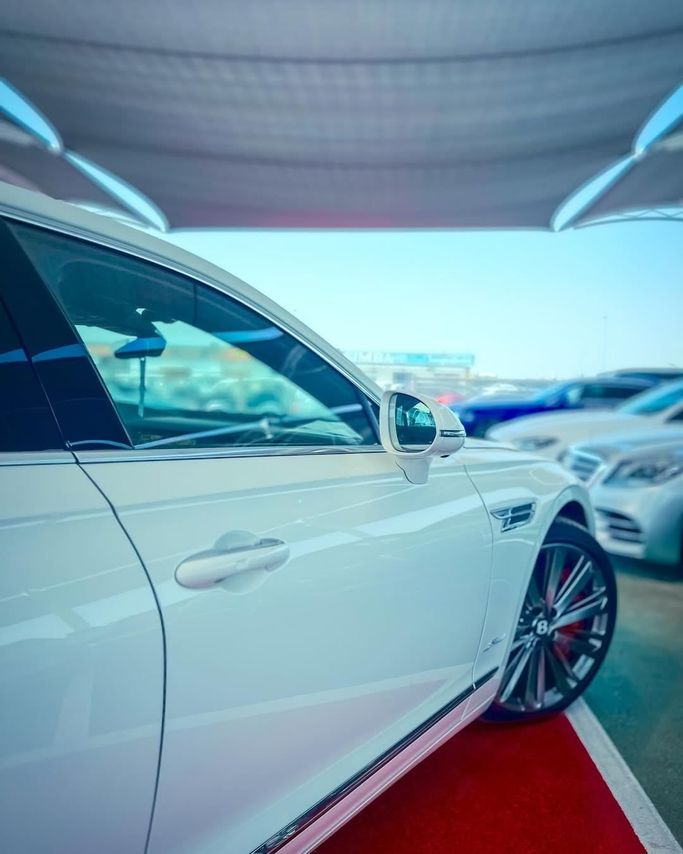 Подержанный Bentley Flying Spur III, 6.0 л, 2024 в Дубае от Lakhani Motors Белый цвет. Японская | AUTO.AE