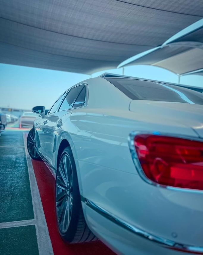 Подержанный Bentley Flying Spur III, 6.0 л, 2024 в Дубае от Lakhani Motors Белый цвет. Японская | AUTO.AE