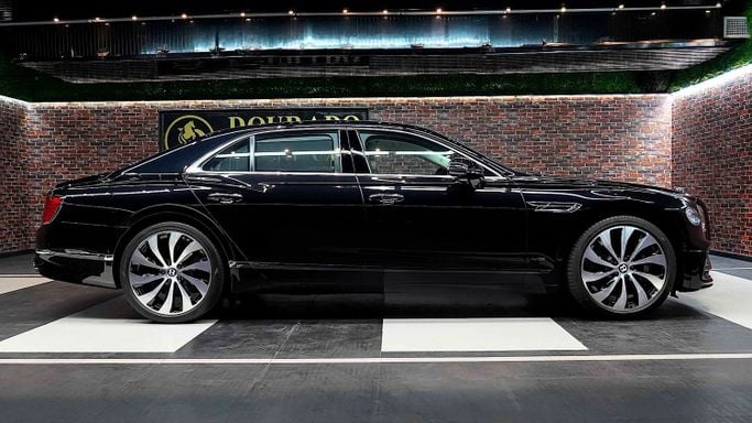 Новый Bentley Flying Spur III, 6.0 л, 2023 в Дубае от Dourado Luxury Car Черный цвет. Европейская | AUTO.AE