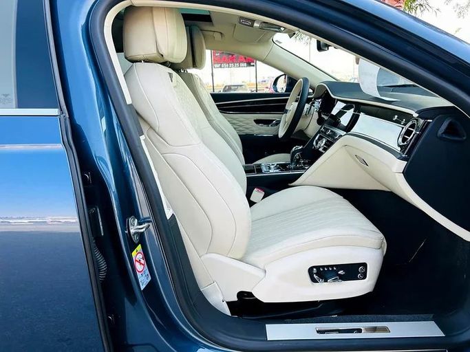 Подержанный Bentley Flying Spur III, 6.0 л, 2020 в Дубае от Mirza Automobile FZE Голубой цвет. Японская | AUTO.AE