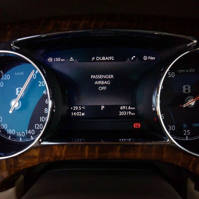 Подержанный Bentley Mulsanne II Рестайлинг, 6.8 л, 2018 в Дубае от Q Motors Серебристый цвет. GCC | AUTO.AE