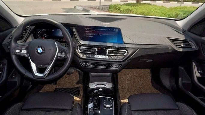 Подержанный BMW 1 Series 120i III (F40), 2.0 л, 2024 в Дубае от Simurgh Cars Белый цвет. Корейская | AUTO.AE