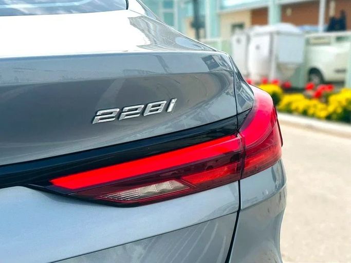 Подержанный BMW 2 Series 228i xDrive F44, 2.0 л, 2022 в Дубае от Andaleeb Cars Серый цвет. Американская | AUTO.AE