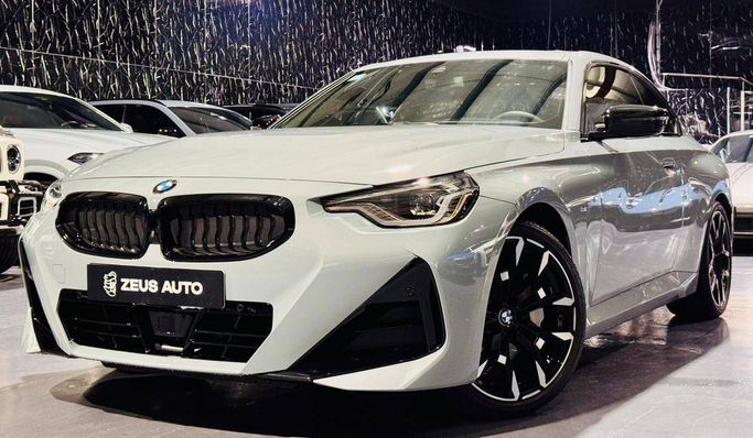 Подержанный BMW 2 Series 230i G42 Рестайлинг, 2.0 л, 2026 в Дубае от Zeus Motors Белый цвет. GCC | AUTO.AE