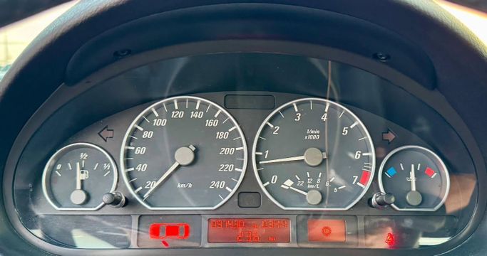 Подержанный BMW 3 Series 330i IV (E46) Рестайлинг, 3.0 л, 2006 в Дубае от Saeed Auto Белый цвет. Японская | AUTO.AE