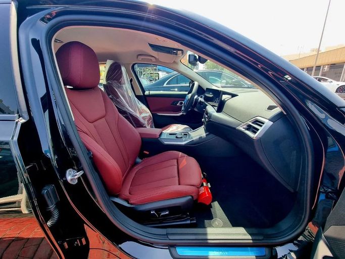 New BMW 3 Series 318i VII (G2x) Facelift 2, 2.0 l, 2025 in Dubai by Auto Gallery DXB, Black color. GCC Specs | AUTO.AE