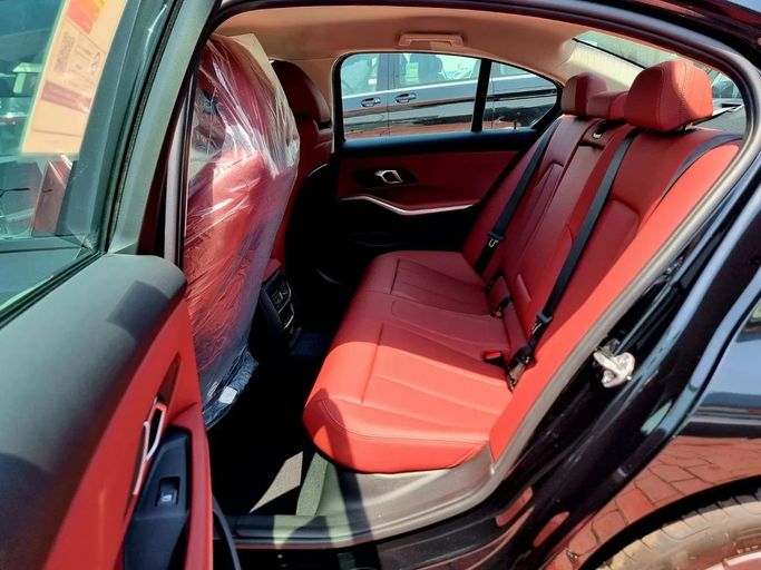 New BMW 3 Series 318i VII (G2x) Facelift 2, 2.0 l, 2025 in Dubai by Auto Gallery DXB, Black color. GCC Specs | AUTO.AE