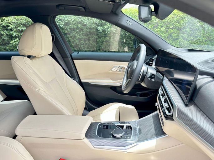 Подержанный BMW 3 Series 320i VII (G2x) Рестайлинг, 2.0 л, 2023 в Дубае от Express Motors Черный цвет. Корейская | AUTO.AE