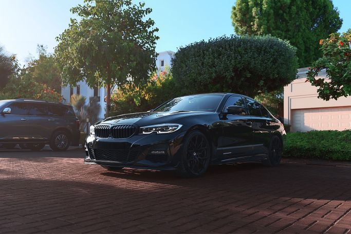Подержанный BMW 3 Series 330i VII (G2x), 2.0 л, 2021 в Дубае Черный цвет. GCC | AUTO.AE