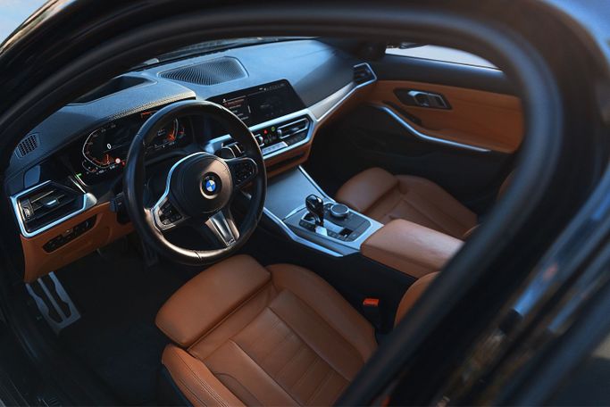 Подержанный BMW 3 Series 330i VII (G2x), 2.0 л, 2021 в Дубае Черный цвет. GCC | AUTO.AE