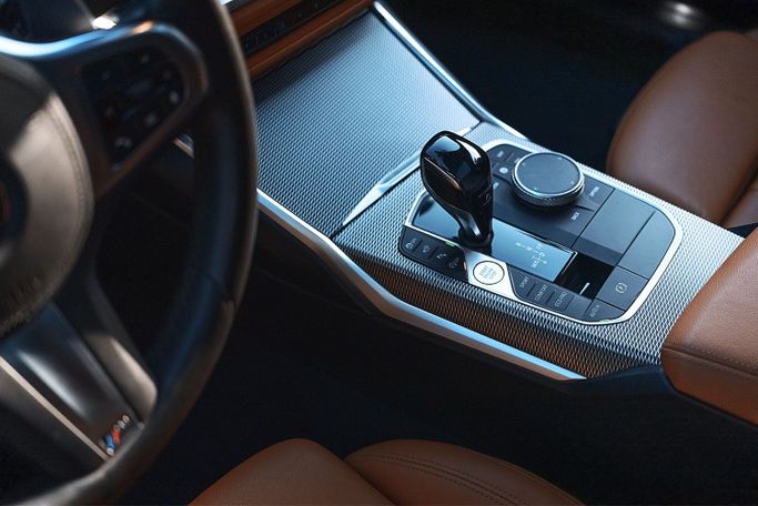 Подержанный BMW 3 Series 330i VII (G2x), 2.0 л, 2021 в Дубае Черный цвет. GCC | AUTO.AE