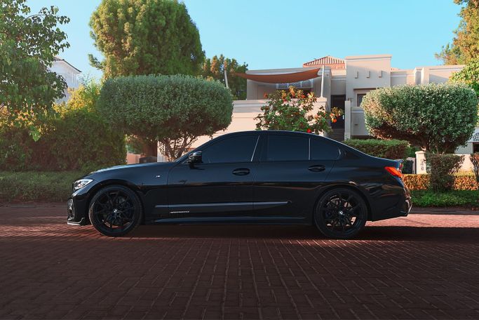 Подержанный BMW 3 Series 330i VII (G2x), 2.0 л, 2021 в Дубае Черный цвет. GCC | AUTO.AE