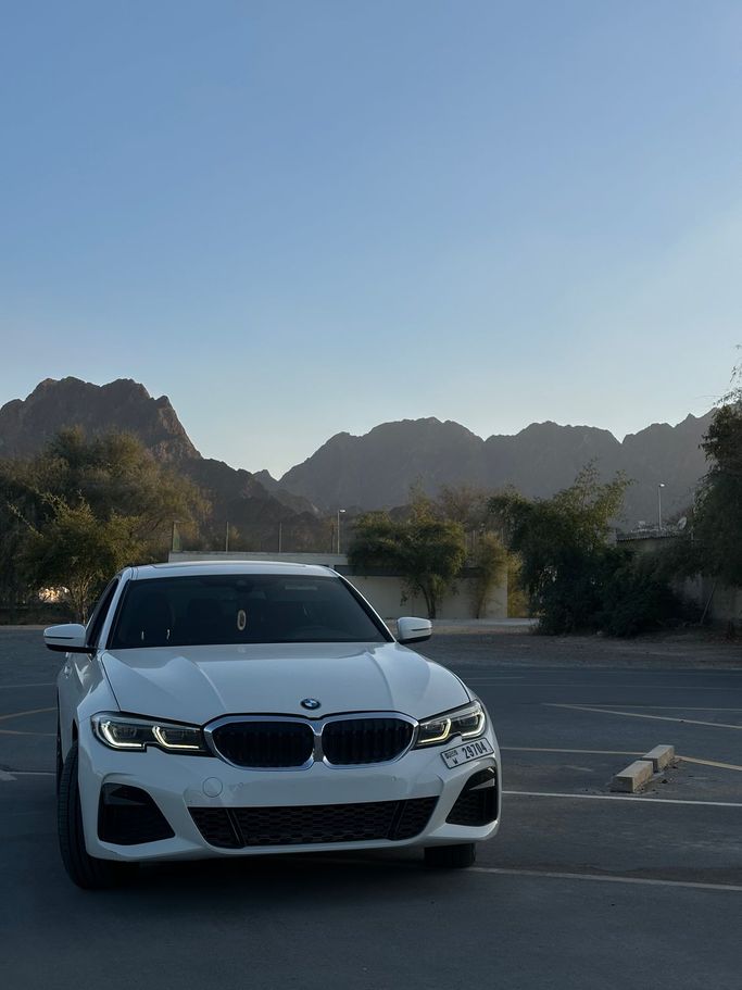 Подержанный BMW 3 Series 330i VII (G2x), 2.0 л, 2020 в Дубае Белый цвет. Американская | AUTO.AE