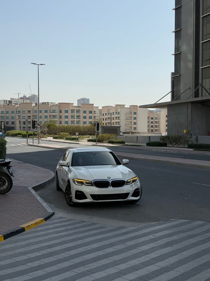 Подержанный BMW 3 Series 330i VII (G2x), 2.0 л, 2020 в Дубае Белый цвет. Американская | AUTO.AE