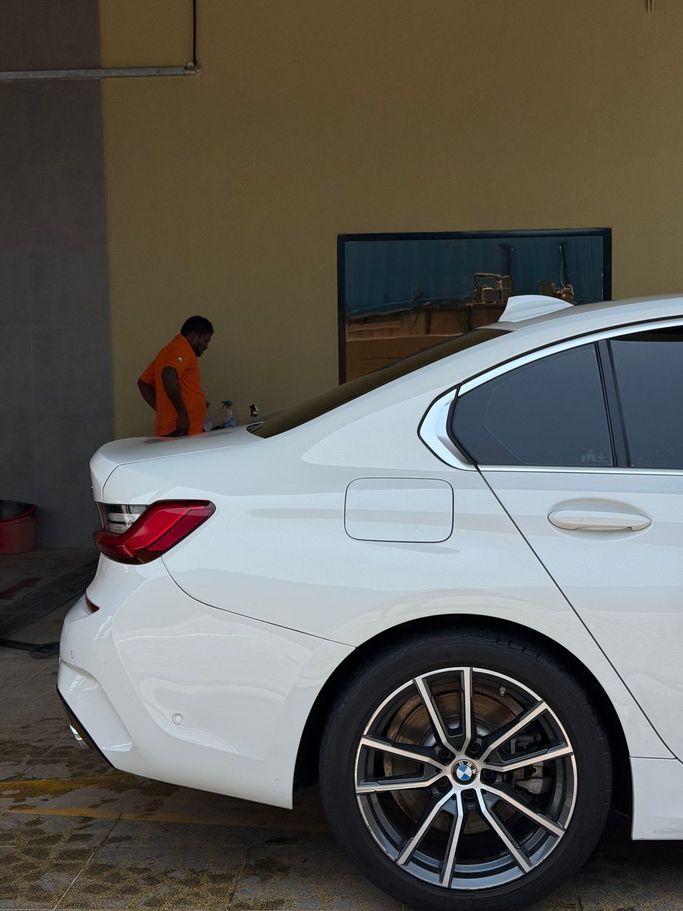 Подержанный BMW 3 Series 330i VII (G2x), 2.0 л, 2020 в Дубае Белый цвет. Американская | AUTO.AE