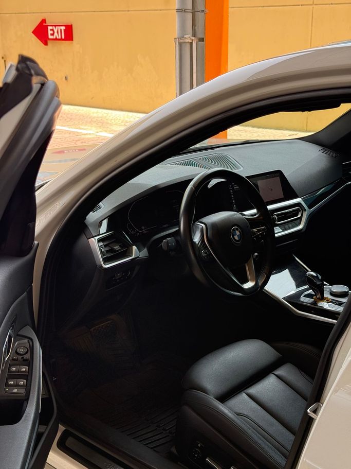 Подержанный BMW 3 Series 330i VII (G2x), 2.0 л, 2020 в Дубае Белый цвет. Американская | AUTO.AE