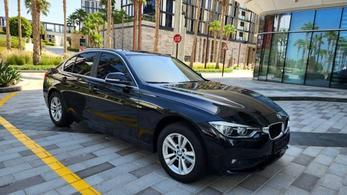 مستعملة BMW 3 Series 320i عملية فيس ليفت VI (F3x), 2.0 l, 2017 في في دبي من Auto Bank Trading، اللون أسود. مواصفات الخليج | AUTO.AE