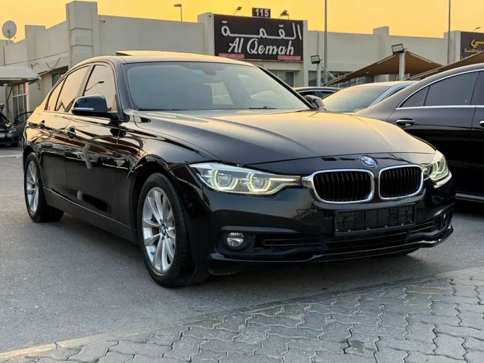 مستعملة BMW 3 Series 318i عملية فيس ليفت VI (F3x), 1.5 l, 2018 في في دبي من Al Qemah Used Cars، اللون أسود. مواصفات الخليج | AUTO.AE