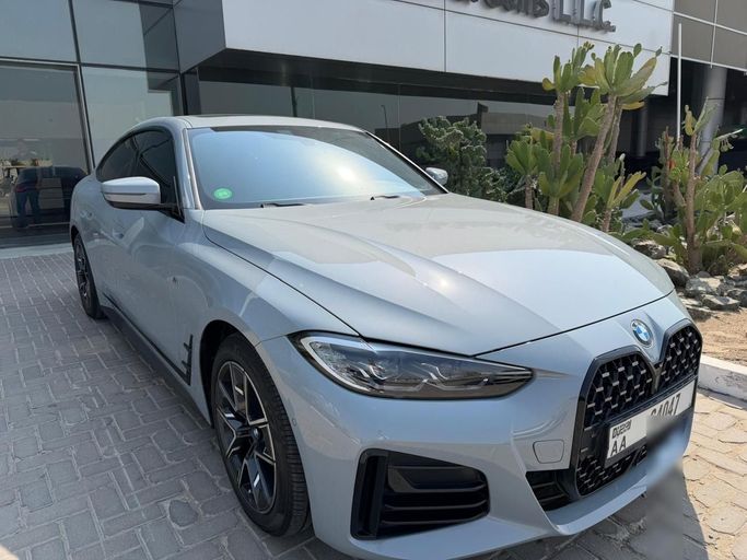 مستعملة BMW 4 Series 420i ز 22، ز 23، ز 26, 2.0 l, 2022 في في دبي، اللون رمادي. مواصفات الخليج | AUTO.AE