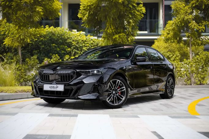 BMW 5 Series 520i VIII (G60/G61/G68), 2024 седан бизнес класса в Дубае от LeveL Up Car Rental  черный цвет | AUTO.AE | Объявление #1816