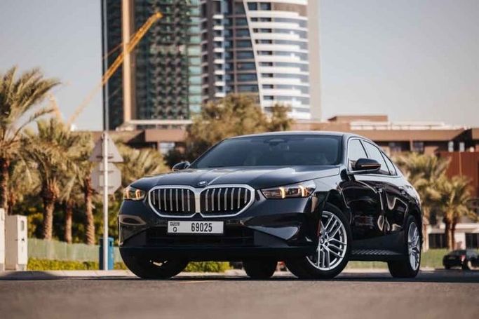 BMW 5 Series 530i VIII (G60/G61/G68), 2024 седан бизнес класса в Дубае от Kleemol Car Rental Dubai черный цвет | AUTO.AE | Объявление #1963