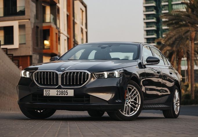 BMW 5 Series 530i VIII (G60/G61/G68), 2024 седан бизнес класса в Дубае от Kleemol Car Rental Dubai черный цвет | AUTO.AE | Объявление #1964