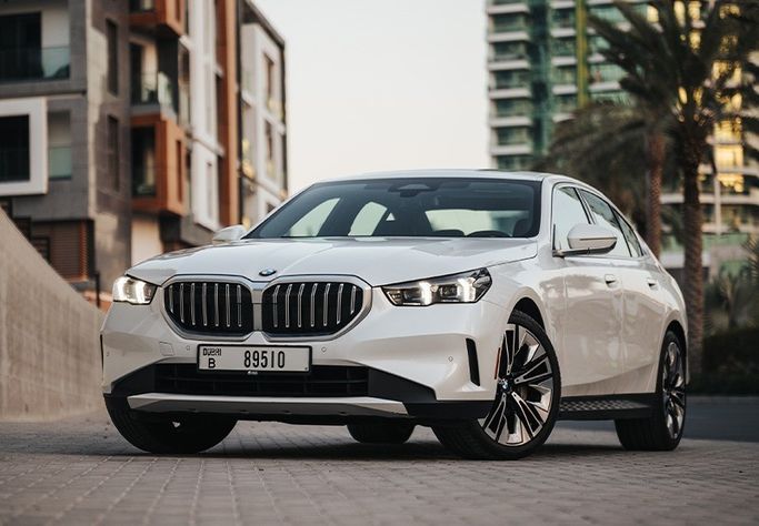 BMW 5 Series 530i VIII (G60/G61/G68), 2024 седан бизнес класса в Дубае от Kleemol Car Rental Dubai белый цвет | AUTO.AE | Объявление #1965