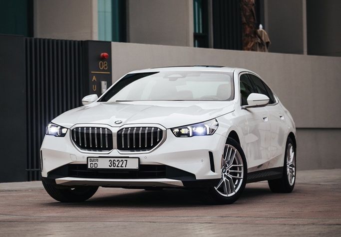 BMW 5 Series 530i VIII (G60/G61/G68), 2024 седан бизнес класса в Дубае от Kleemol Car Rental Dubai белый цвет | AUTO.AE | Объявление #1966