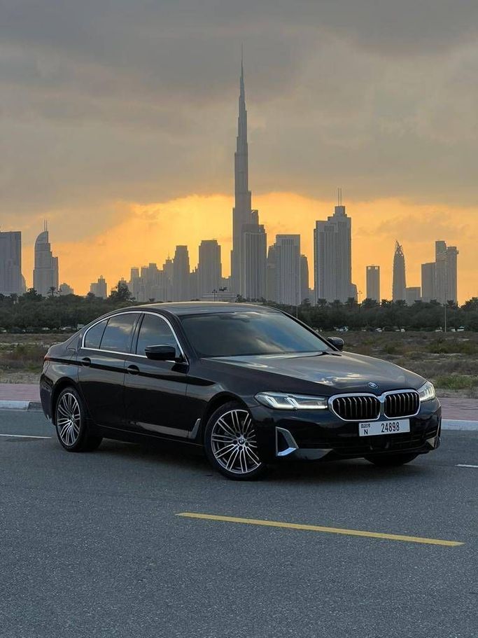 BMW 5 Series 520i VII (G30/G31) Facelift, 2023 business sedan long for rent in Dubai by Lite Rent, black color | AUTO.AE