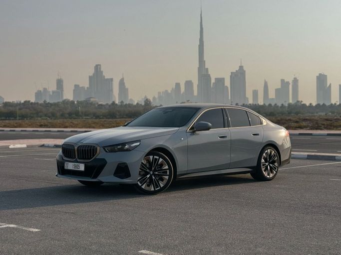 BMW 5 Series 520i VIII (G60/G61/G68), 2025 business sedan for rent in Dubai by Lite Rent, grey color | AUTO.AE