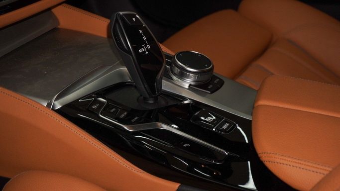 Подержанный BMW 5 Series 540i xDrive VIII (G60/G61/G68), 3.0 л, 2023 в Дубае от 777 CARS Серебристый цвет. Китайская | AUTO.AE