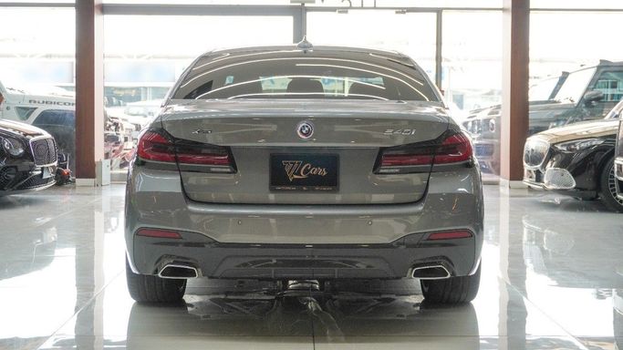 Подержанный BMW 5 Series 540i xDrive VIII (G60/G61/G68), 3.0 л, 2023 в Дубае от 777 CARS Серебристый цвет. Китайская | AUTO.AE