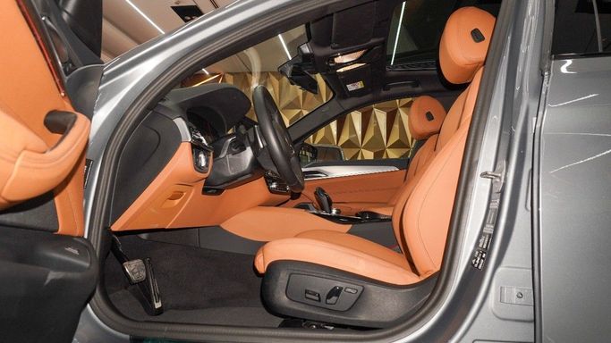 Подержанный BMW 5 Series 540i xDrive VIII (G60/G61/G68), 3.0 л, 2023 в Дубае от 777 CARS Серебристый цвет. Китайская | AUTO.AE