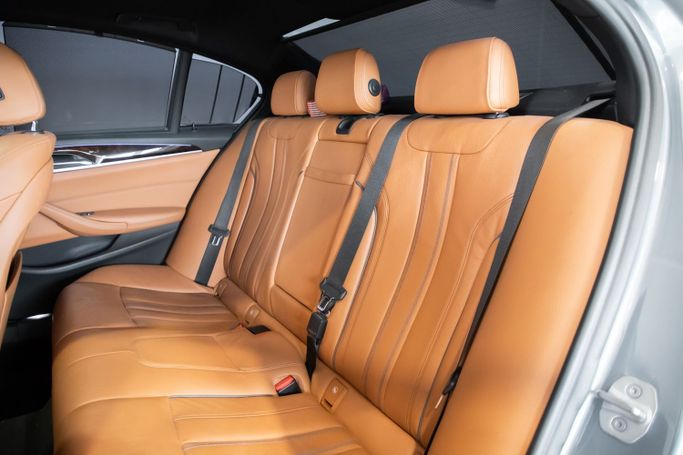 Подержанный BMW 5 Series 530i VII (G30/G31), 2.0 л, 2019 в Дубае от C7 Motors Серебристый цвет. GCC | AUTO.AE