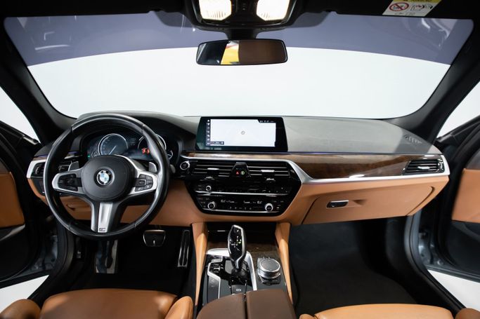 Подержанный BMW 5 Series 530i VII (G30/G31), 2.0 л, 2019 в Дубае от C7 Motors Серебристый цвет. GCC | AUTO.AE